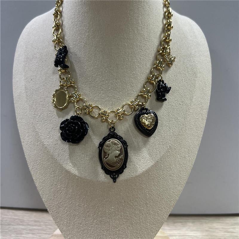 collana black flower